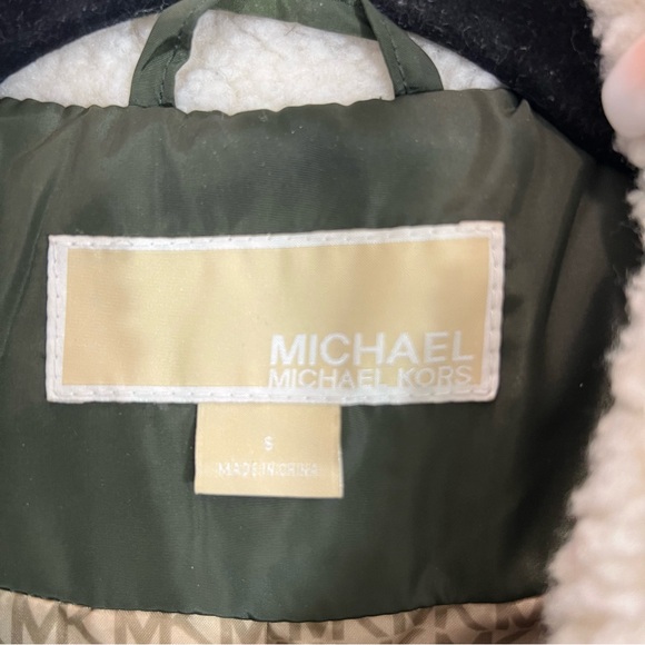 Michael Kors Quilted Ladies jacket with Sherpa lined collar and gold details - Picture 2 of 6